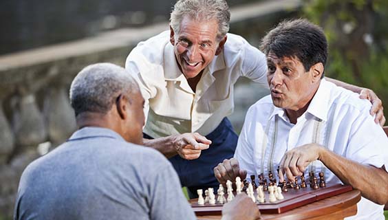 Men playing chess - How the Aging Brain Affect Thinking